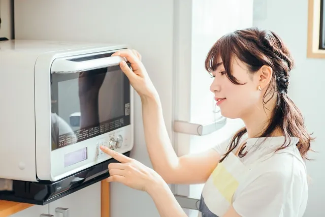 電子レンジなど、暮らしの中の家電からも電磁波は日常的に発生している