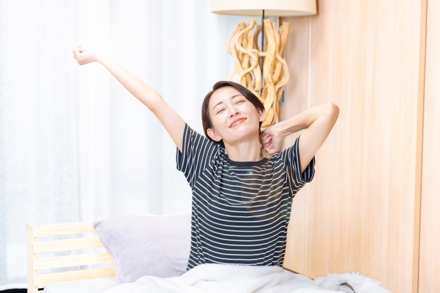 ヘリカールにより肩こりが解消された40代女性の使用シーン。