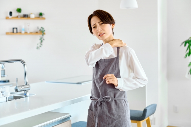 肩こりが気になる方40代女性のヘリカール使用シーン。